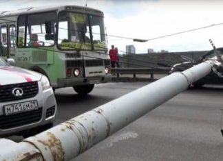 Упавший от ветхости столб затруднил движение по Кузнечевскому мосту в Архангельске Упавший от ветхости столб затруднил движение по Кузнечевскому мосту в Архангельске